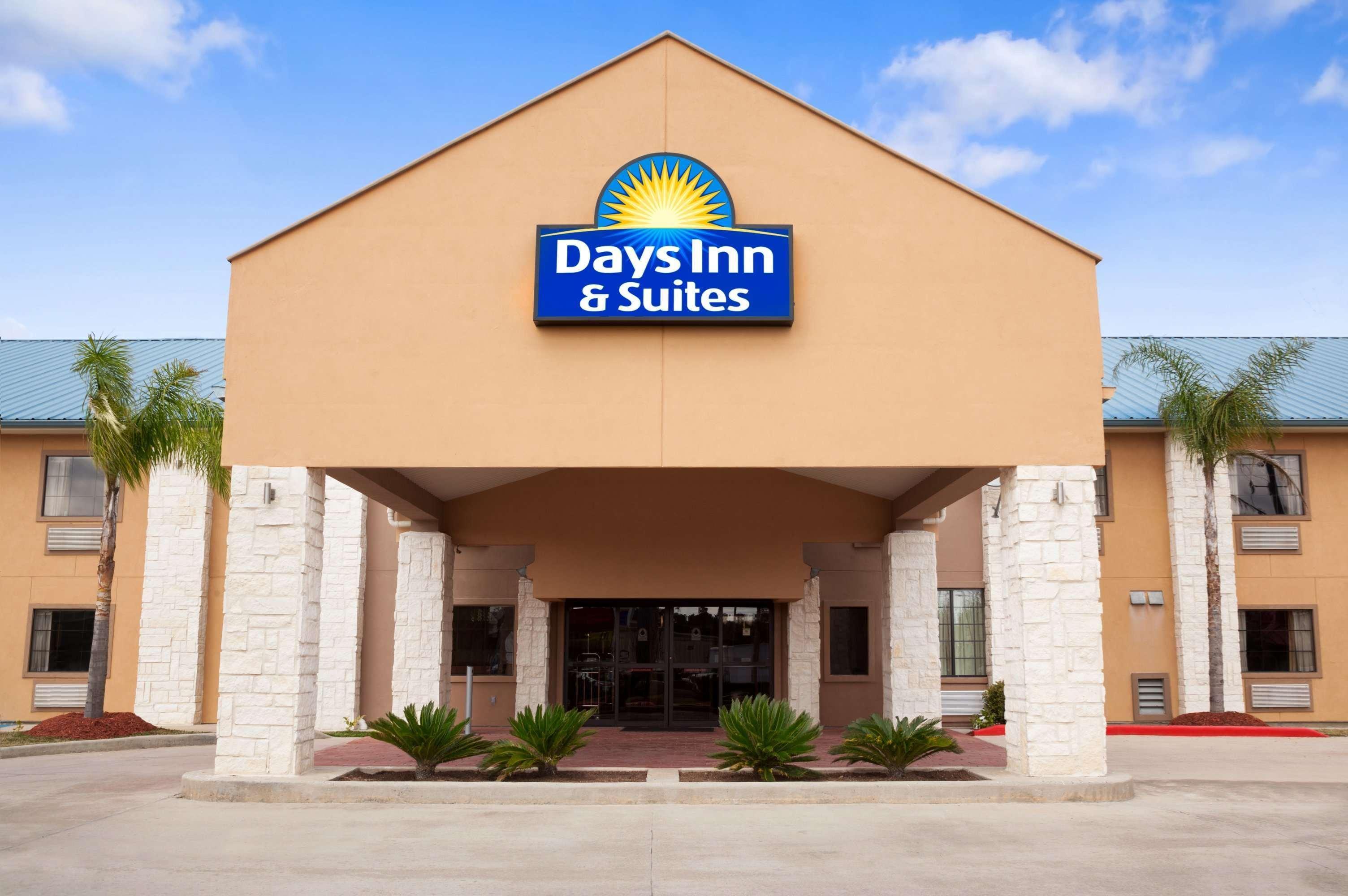 Days Inn & Suites By Wyndham Conroe North Exterior photo