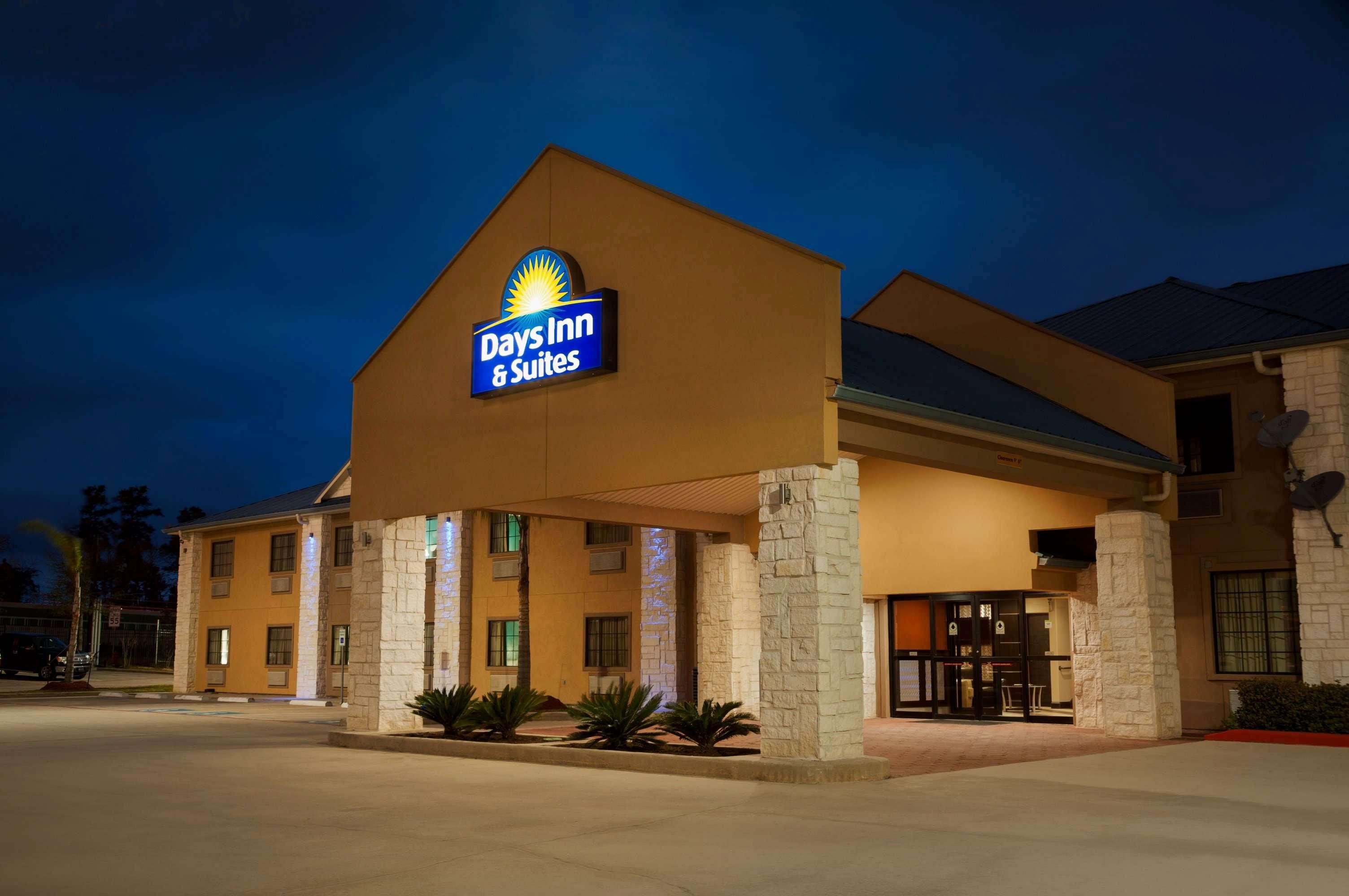 Days Inn & Suites By Wyndham Conroe North Exterior photo