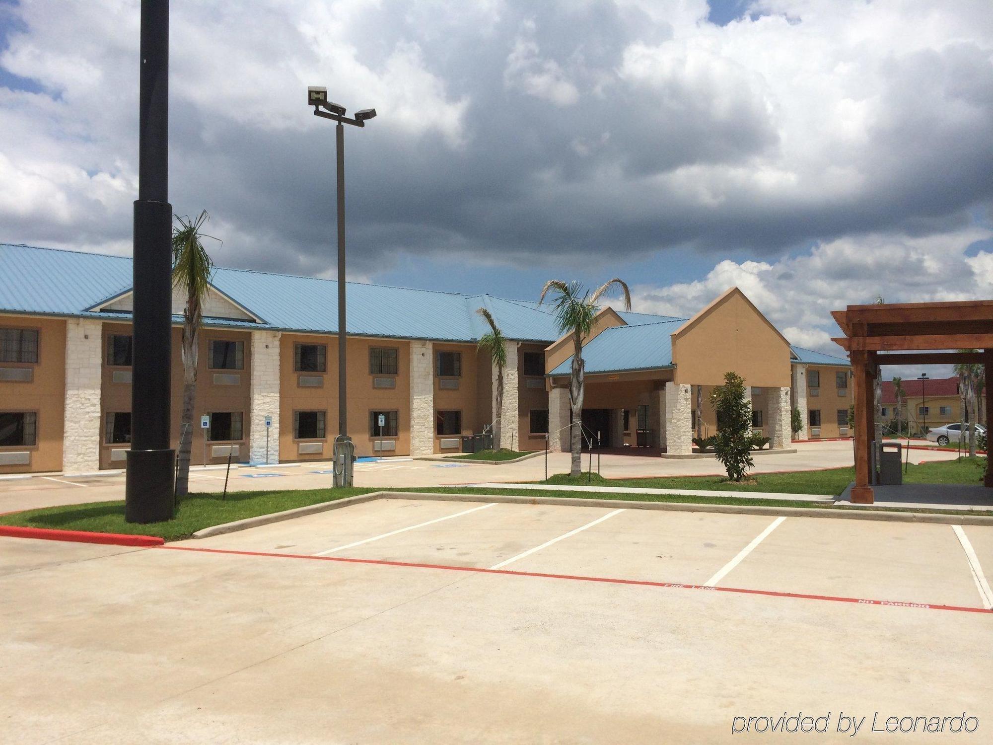 Days Inn & Suites By Wyndham Conroe North Exterior photo