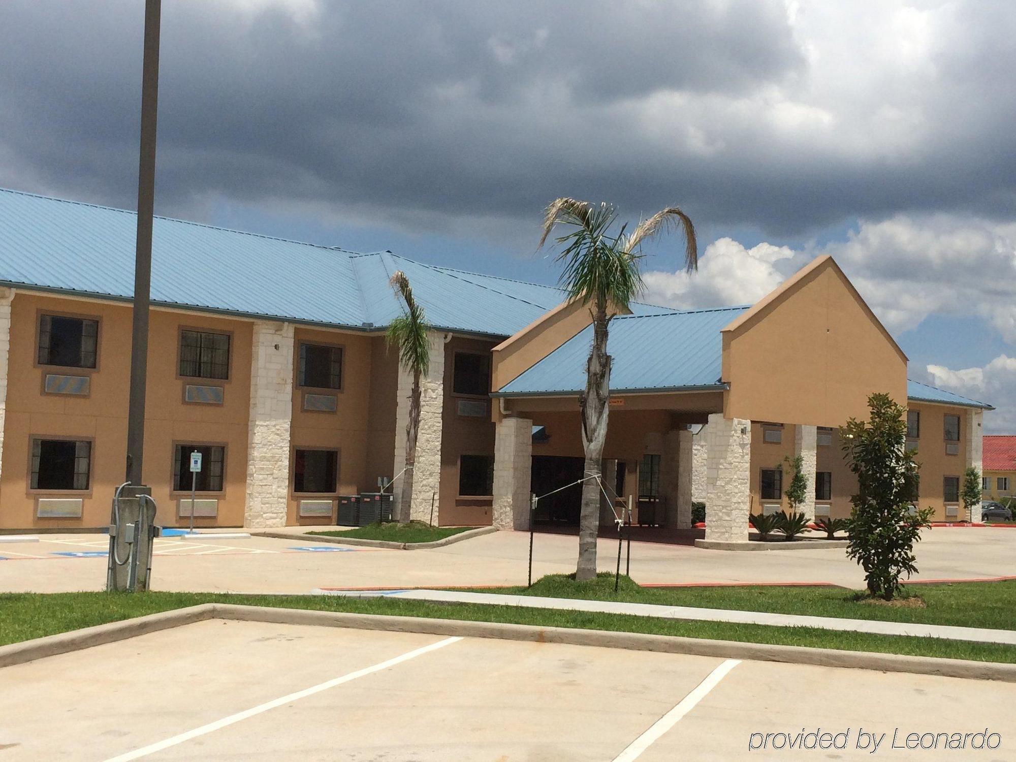 Days Inn & Suites By Wyndham Conroe North Exterior photo